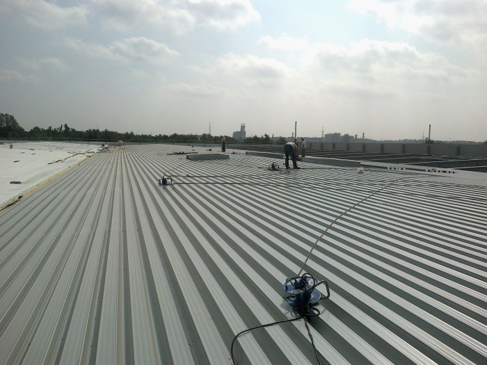 Sous-structure pour panneaux solaires sur toiture industrielle