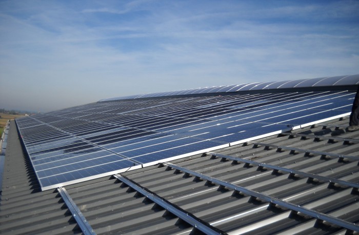 Panneaux solaires sur toiture industrielle