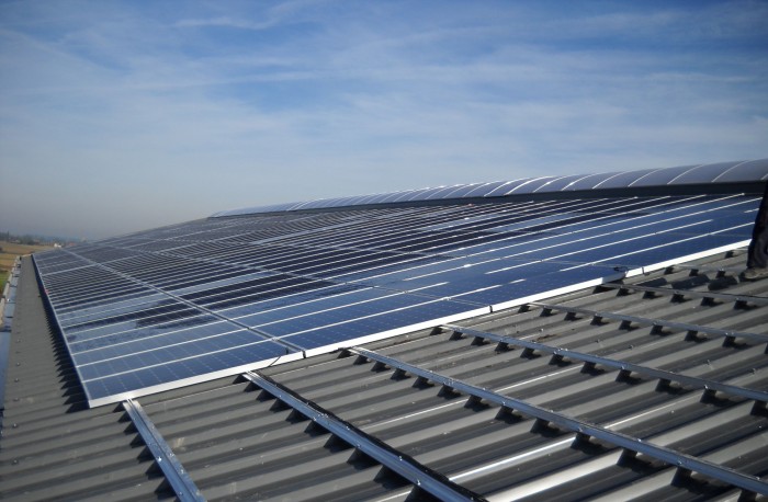 Zonnepanelen op industrieel dak