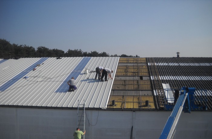 Renovatie hellend dak op landbouwloods