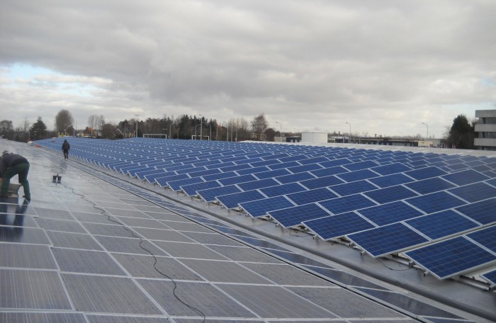 Rénovation toiture plate avec panneaux solaires sur grand bâtiment industriel