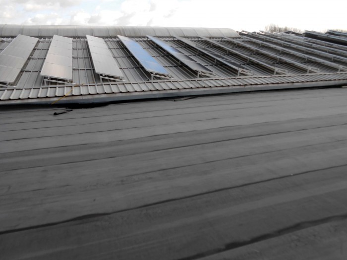 Renovatie en asfaltering van plat dak op bedrijfsgebouw