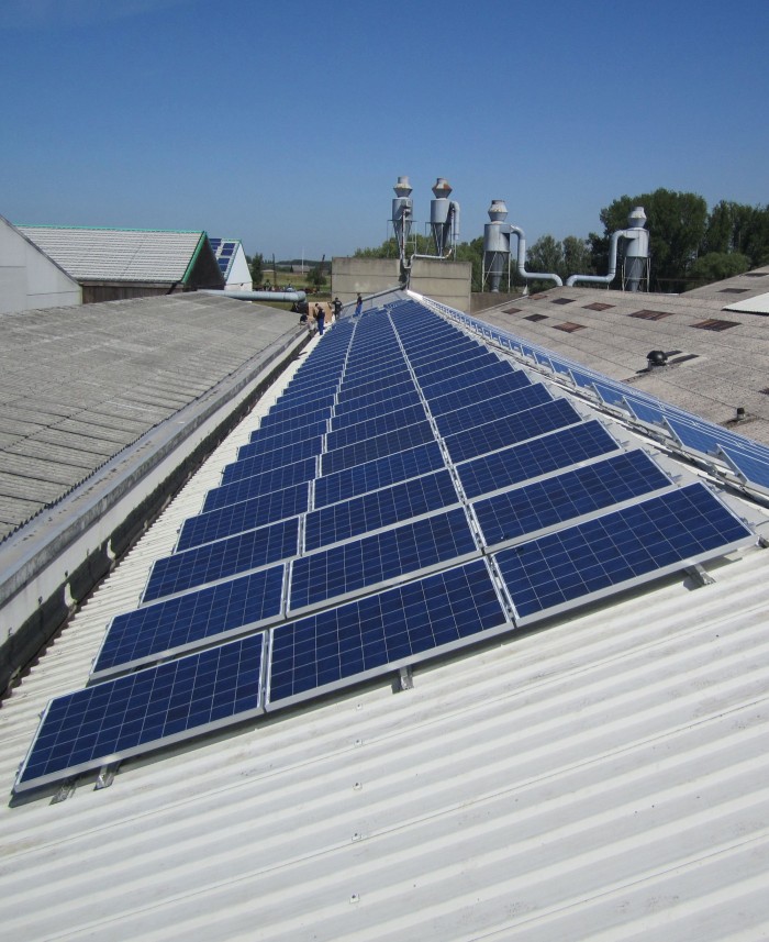 Toiture inclinée avec panneaux solaires sur bâtiment industriel