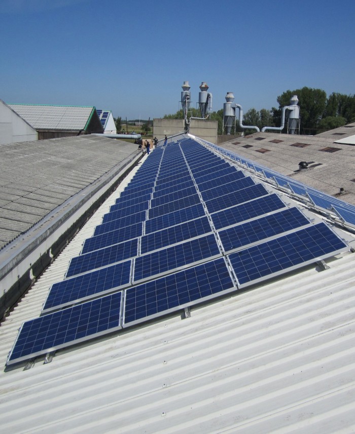 Hellend dak met zonnepanelen op industrieel gebouw