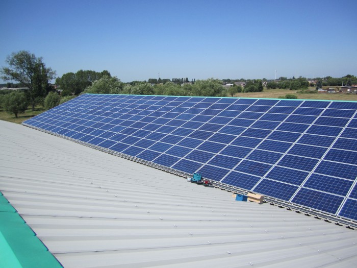 Hangar avec toiture inclinée et panneaux solaires