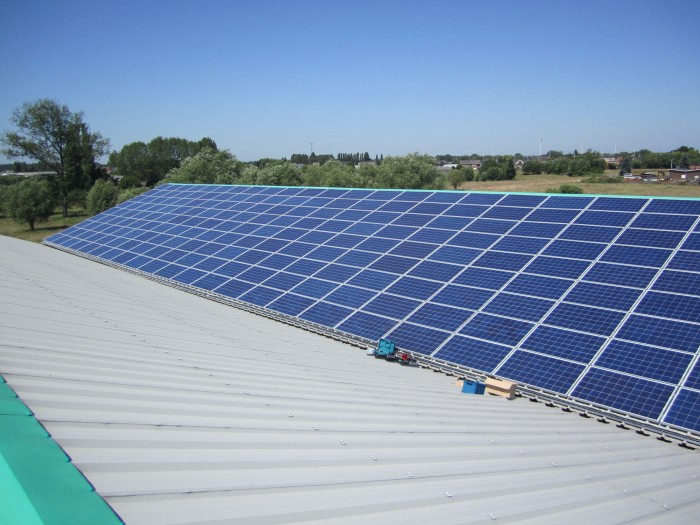 Loods met hellend dak en zonnepanelen