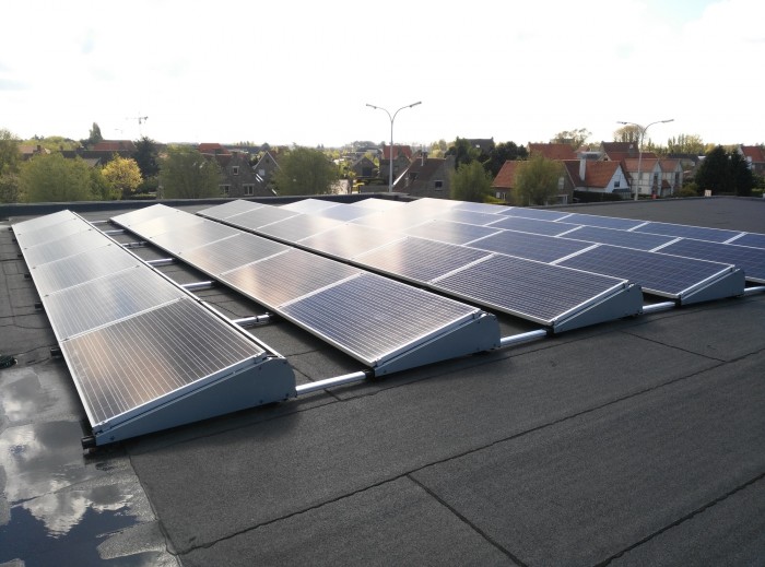 Vernieuwd industrieel dak met zonnepanelen