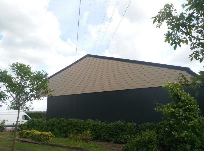 Afgewerkte dakbekleding modern gebouw